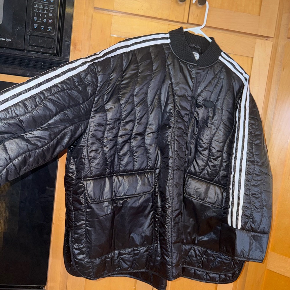 Adidas originals Women's Black Quilted Jacket. One size - Picture 3 of 7